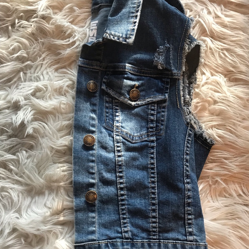Denim no sleeve jacket